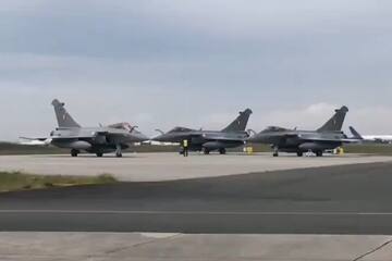 PKRoyIAF's tweet photo. 5th batch of Rafales ac arrived in India on 21Apr20 from #MerignacAirBase France.
They flew a dist of over 8,000Kms with @Armee_de_lair &amp; UAE Air Force providing the
air-to-air refuelling support.
The Air chief had flagged off these ac from the French airbase.
Input from @IAF_MCC https://t.co/yXVUyBOrWL