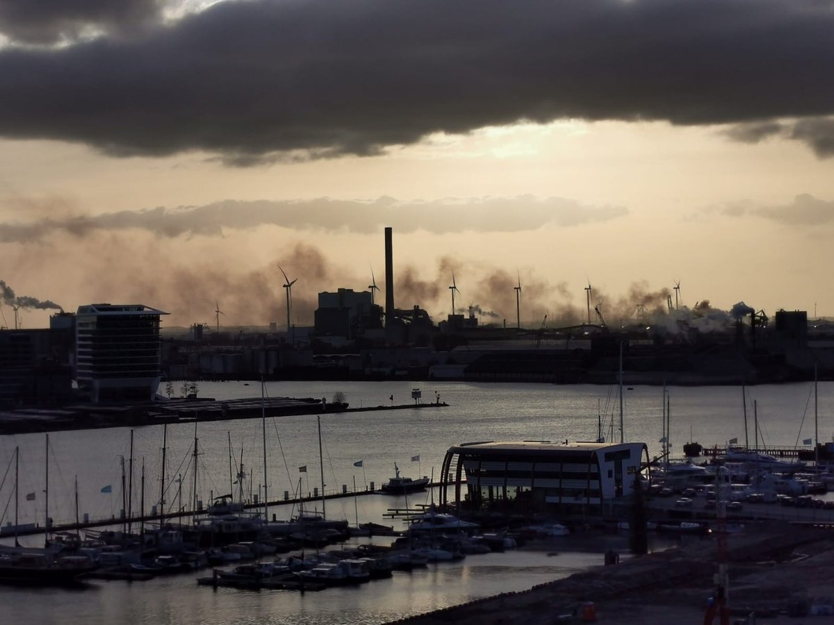 Foto's van de brand in het Westelijk Havengebied, gemaakt vanuit verschillende plekken in de stad ..