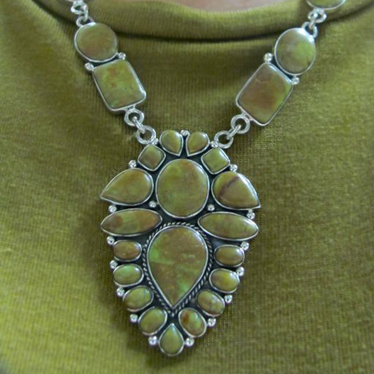 #TRIBEFAVORITE
Our Tribe Favorite this week is this Turquoise Sterling Silver Link Necklace And Earrings Set 

☝ Tap To Shop Similar Items
Or shop our website: bit.ly/2Y1Y1Qi