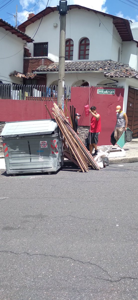 MayritaGarzon's tweet photo. Por favor nos ayude con la recolección d basura d este contenedor, lamentablemente los mismos vecinos se encargan d botar escombros se les reclamamos y ellos más bravos, solicitamos ayuda el retiro los más pronto del contenedor Asunción y Panamá esq @EmAseoQuito @LoroHomero https://t.co/J5uAZdeaUv