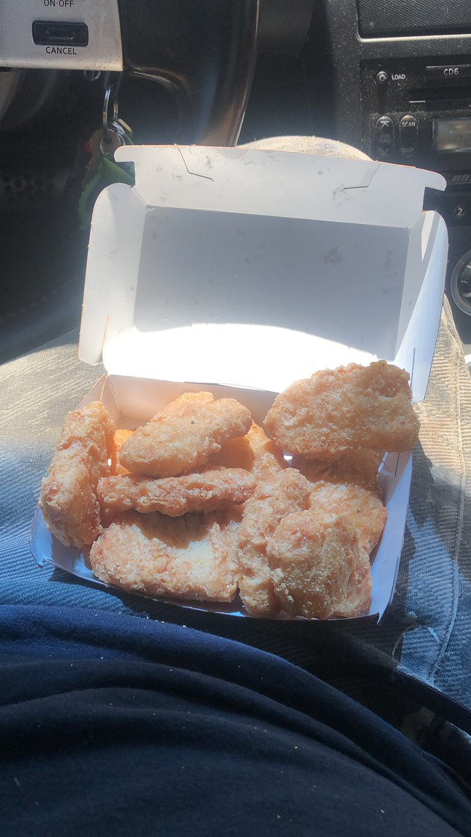 xeMqz's tweet photo. @Meri_Vertigo  ik u sad because of the ppl that unfollowed you...here grab a chicken nuggie 🤝❤️ https://t.co/EsXOucKopr