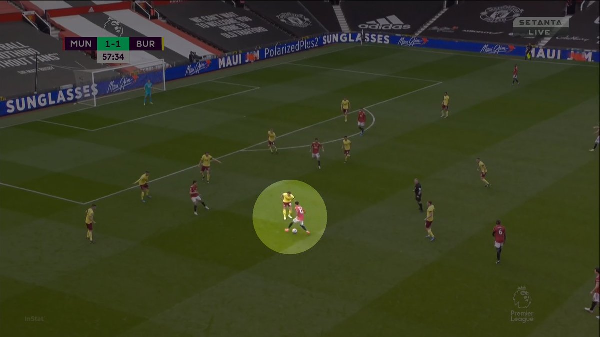 Rashford stands up his man centrally — there's nothing inherently wrong here but it's perhaps not ideal. In any case, he shifts it and has two passing angles to either Mason (easier) or AWB (harder). He finds neither and then McTominay dives in which starts Burnley's transition.