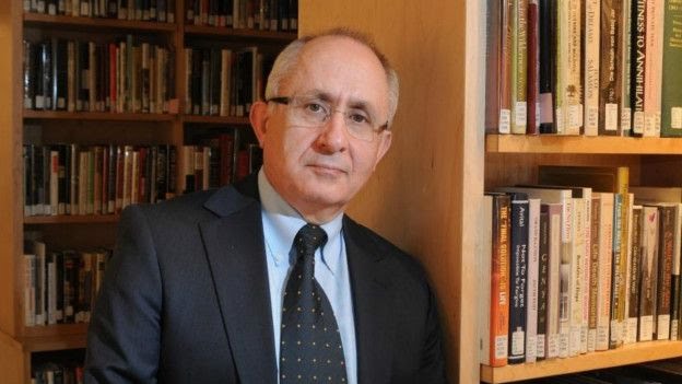 Bir Marksist ABD'de Minnesota üniversitesinde senelerdir neden kalır? Prof.Dr.Taner Akçam şu anda Türkiye'de sözde Ermeni soykırımı çığırtkanlığı yapan tek Türk vatandaşı. Ardahan'da doğmuş ve Ahıska Türküyüm diyor. Allah biliyor tabi doğrusunu. Ama verdiği bilgiler yanlıştır.