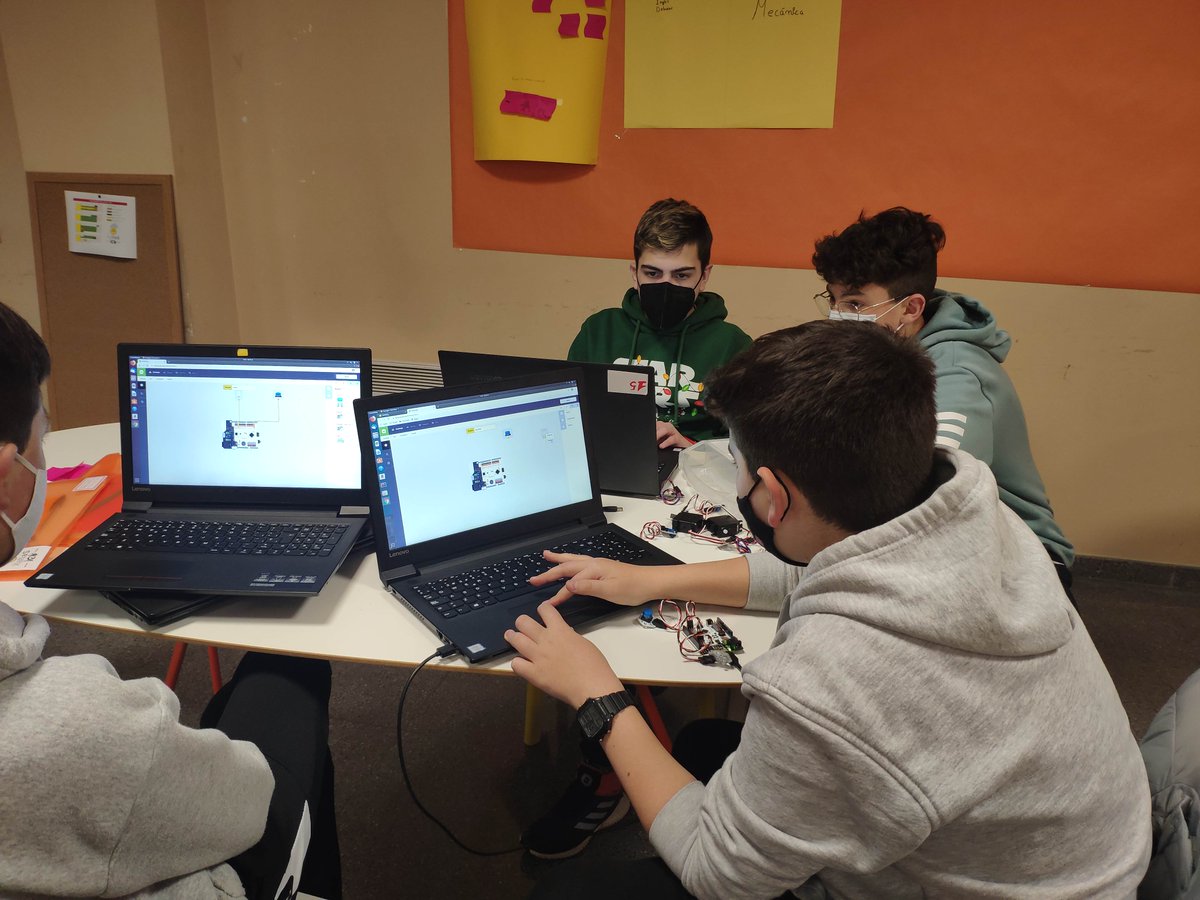 En el #XallasLab hemos estado experimentando con  #bqzumbox, aprendiendo nuevos conocimientos que permitirán llevar a cabo los proyectos. 
Estamos dando pequeños pasos hacia grandes proyectos.
<a href="/ayudaenaccion/">Ayuda en Acción</a> <a href="/santander_es/">Santander España</a>