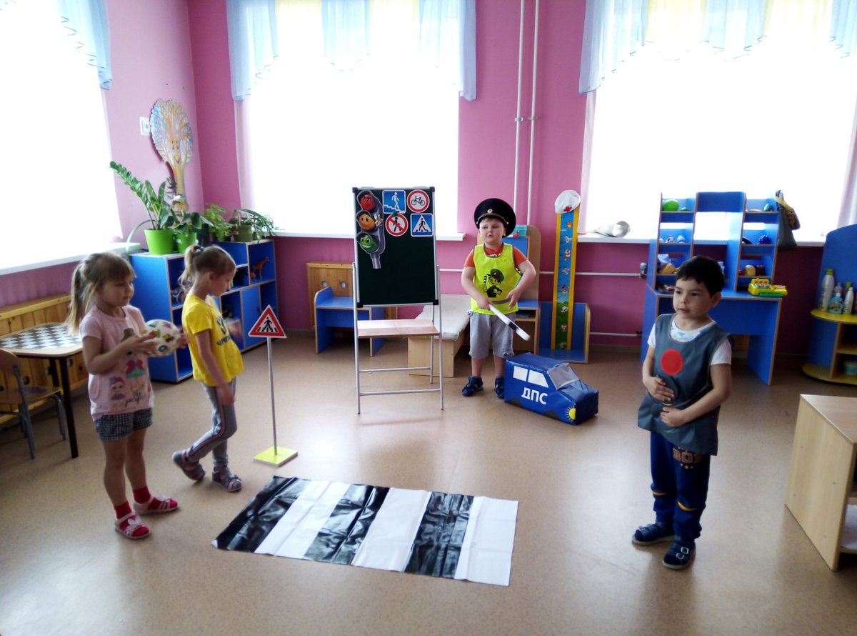 "Умный пешеход"
Цель: продолжать знакомить с правилами дорожного движения.
Задачи: развивать у детей чувство ответственности при соблюдении ПДД; продолжать закреплять правила поведения на проезжей части; - воспитывать потребность детей быть дисциплинированными и внимательным.