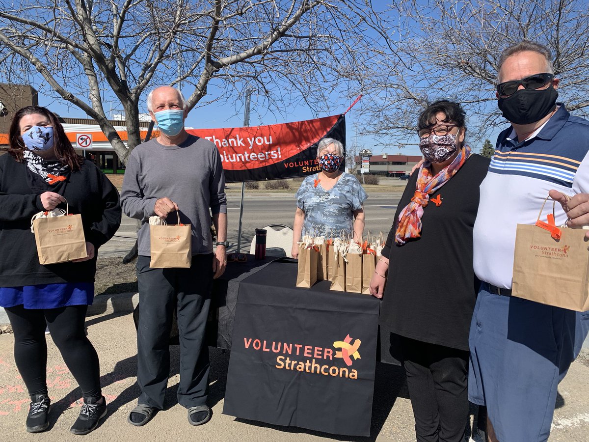 LindsayDMorey's tweet photo. Marking #NationalVolunteerWeek, @VolunteerStrath thanks local volunteers with drive-thru gifts.
For the number of volunteers who stepped up to help during the pandemic, thank you for supporting your community ❤️ #shpk #strathco #abcares https://t.co/auOkoarRx4