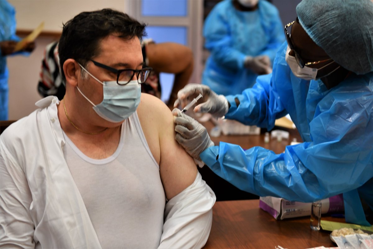 unicefcameroon's tweet photo. Le Premier Ministre a présidé ce jour le lancement officiel de la Campagne de vaccination contre la COVID-19.
Le Chef du Gouvernement, les Ministres, les Chefs d’agences des Nations Unies, le président de l’ordre des médecins, ont donné le coup d’envoi en se faisant vacciner. https://t.co/2AZVLr8q3o