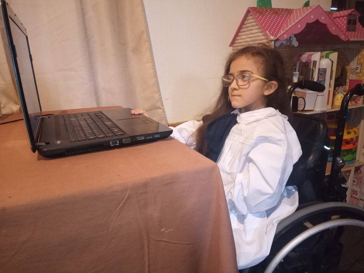 arabelacecilia's tweet image. Aurora y la escuela en tiempos de pandemia. 
La túnica no se negocia. 😷💜