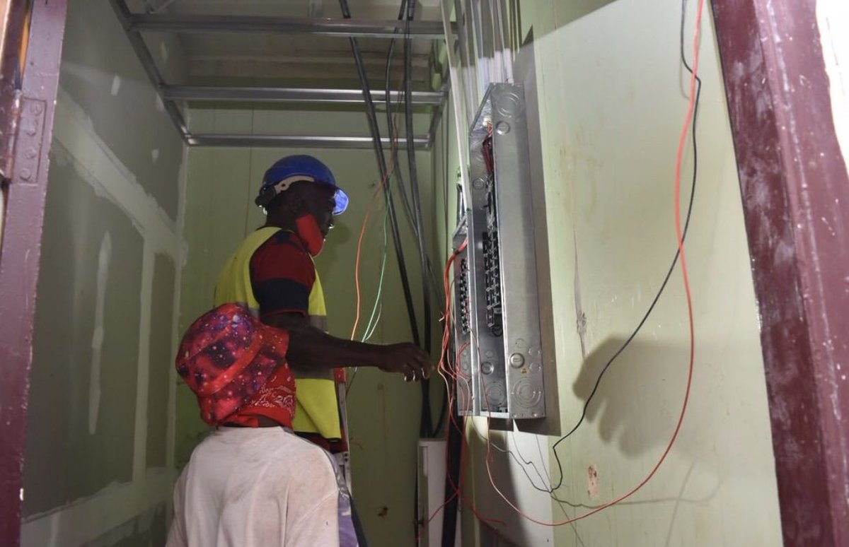 mojofficialjm's tweet photo. #Update Renovation works is being completed on sections of the Manchester Parish Court that were destroyed by a fire in 2019. We will continue to ensure that justice facilities are of first class status so that citizens can conduct their business in comfortable and modern spaces. https://t.co/mbbX2Gt2Ar