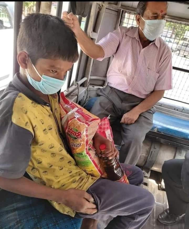 KunalChoudhary_'s tweet photo. इस बच्चे का अपराध सिर्फ इतना है कि यह अपने परिवार के लिए किराना लेने निकला था और उसे अस्थाई जेल ले जाया जा रहा है शर्म करो इंदौर प्रशासन!
शर्मनाक https://t.co/nmOwe0ZFKn