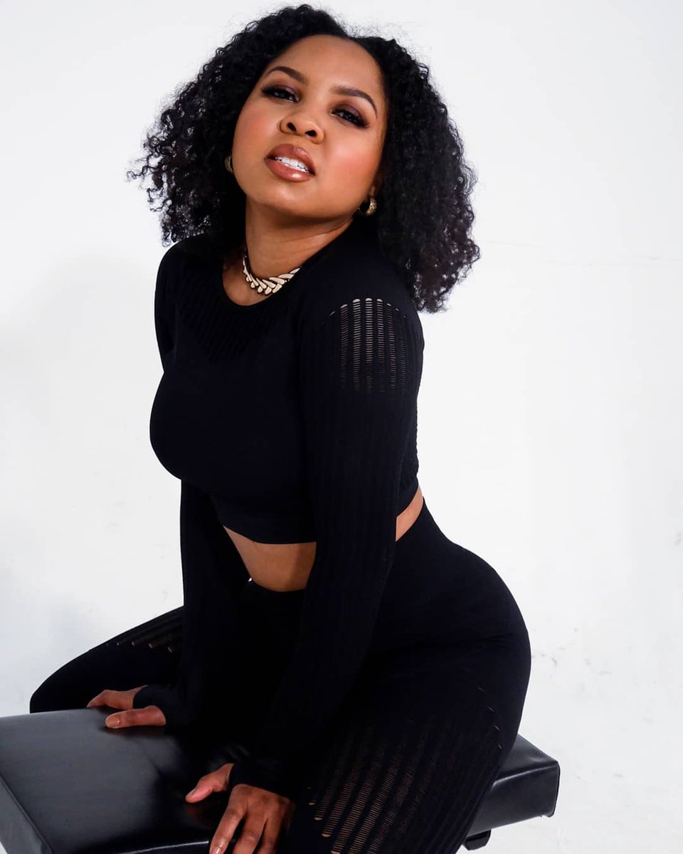 miuhaiti's tweet photo. Getting ready for the weekend in my @ultimateletics 🏋🏽♀️
What's your plan for the weekend?
.
#shotoftheday #lookoftheday #athleticwear #singerslife #recipevsreality #miuhaiti #njsinger #haitiansinger #purfekstormgroup https://t.co/rTVXV2XdOJ