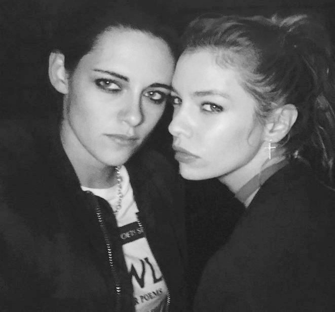 Krisrubyfanclub's tweet photo. My divorced moms ๐ค
#kristenstewart #kris #kstew #ks #kristenjaymesstewart #kjs
#krisbians #krisbian #actress #picoftheday #photooftheday #followers #followme #likesย #wearekrisbians #krisbianfamily #krisbianlove #krisbianproudย #bae #perfection #stellamaxwell #kristella https://t.co/POuDip5M0t