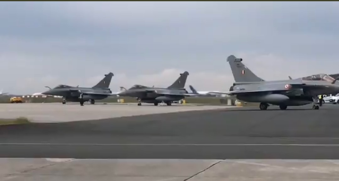 DefencePRO_Guj's tweet photo. After direct ferry fm #MerignacAirBase, France, 5th batch of Rafale aircraft arrived in India on 21 Apr. Fighters flew a distance of abt 8,000Kms with air-to-air refuelling support by @Armee_de_lair &amp; UAE AF.
👏👏👏
@CMOGuj @GovernorofGuj @PBNS_India @ROBgujarat @SpokespersonMoD https://t.co/kqgs3IO0Jq