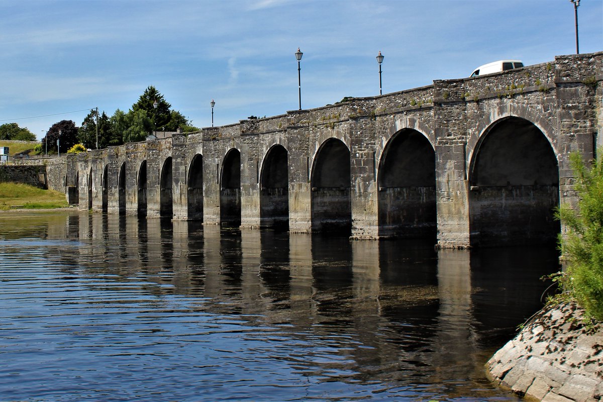 Surprise the family with a boating adventure on the River Shannon! For more visit bit.ly/3sVu81e
#makeabreakforit #boatingontheshannon #staycation
#irishtourism #failteireland  #dreamnowtravellater #irelandtravel #whenwetravelagain #rivershannon #irelandshiddengems
