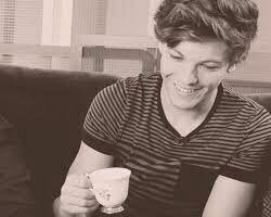  Louis Tomlinson and his love for tea because it’s  #NationalTeaDay  a thread @Nationalteaday  @YorkshireTea