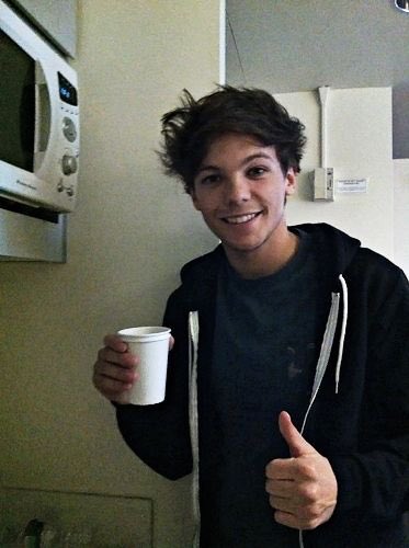  Louis Tomlinson and his love for tea because it’s  #NationalTeaDay  a thread @Nationalteaday  @YorkshireTea