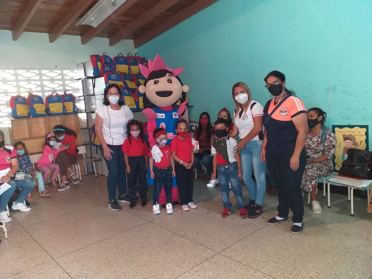 notieducatetru's tweet photo. #Plan21Trujillo hacia el ❤️ del pueblo; desde el Municipio Boconó, @ZonaEduTrujillo en compañía del Gob. @RangelSilva4F realizaron entrega de morrales escolares y kits textil a nuestros niños del nivel de Educación Inicial #PrevenirPorLaVida
@NicolasMaduro @psuvaristobulo https://t.co/UtMQJfuPvL