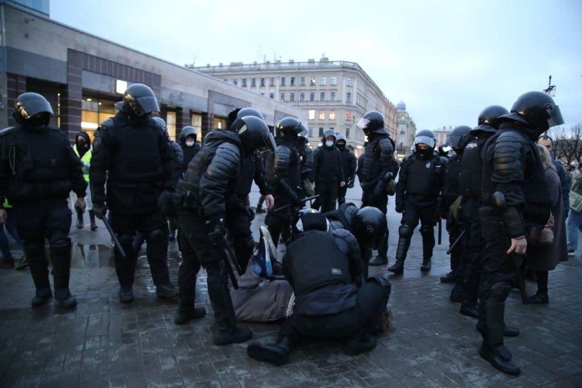 протесты в украине. полиция спб задержание. разгон митинга 23 января. избиение протестующих в москве. гостиный двор задержания.