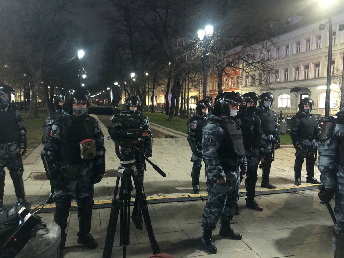 OgonWatch's tweet photo. Петровский бульвар перекрыт. Люди идут к Цирку на Цветном 
#Москва
#21апреля https://t.co/b3kit9NTg9