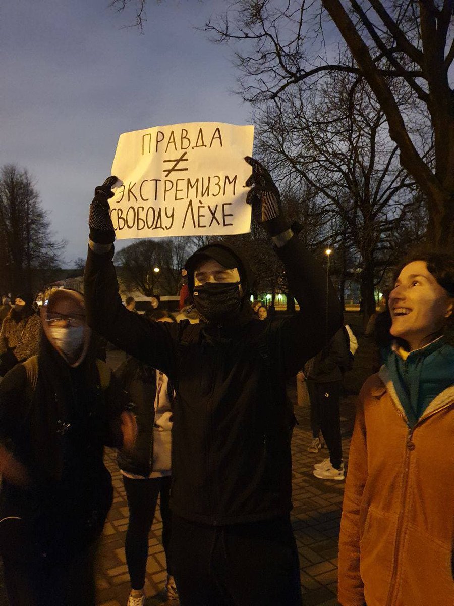 Все остаются у ТЮЗа, сейчас туда стекается ещё больше людей с Загородного проспекта и улицы Марата.