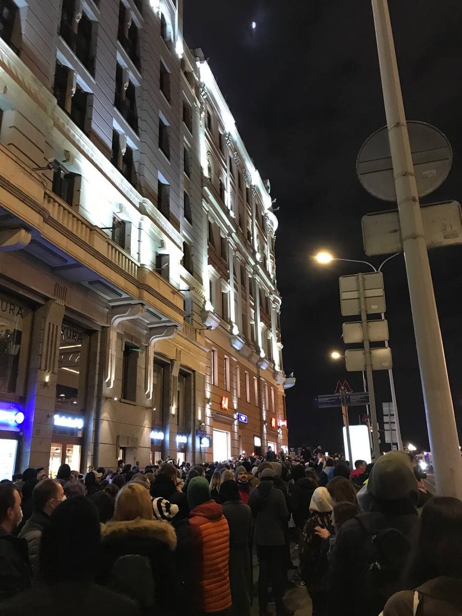 OgonWatch's tweet photo. Угол Тверской и Страстного бульвара. Хлопают, кричат «Отпускай», «Навальному врача», «свободу политзаключённым», «мы здесь власть» https://t.co/xGZCxxB2X9