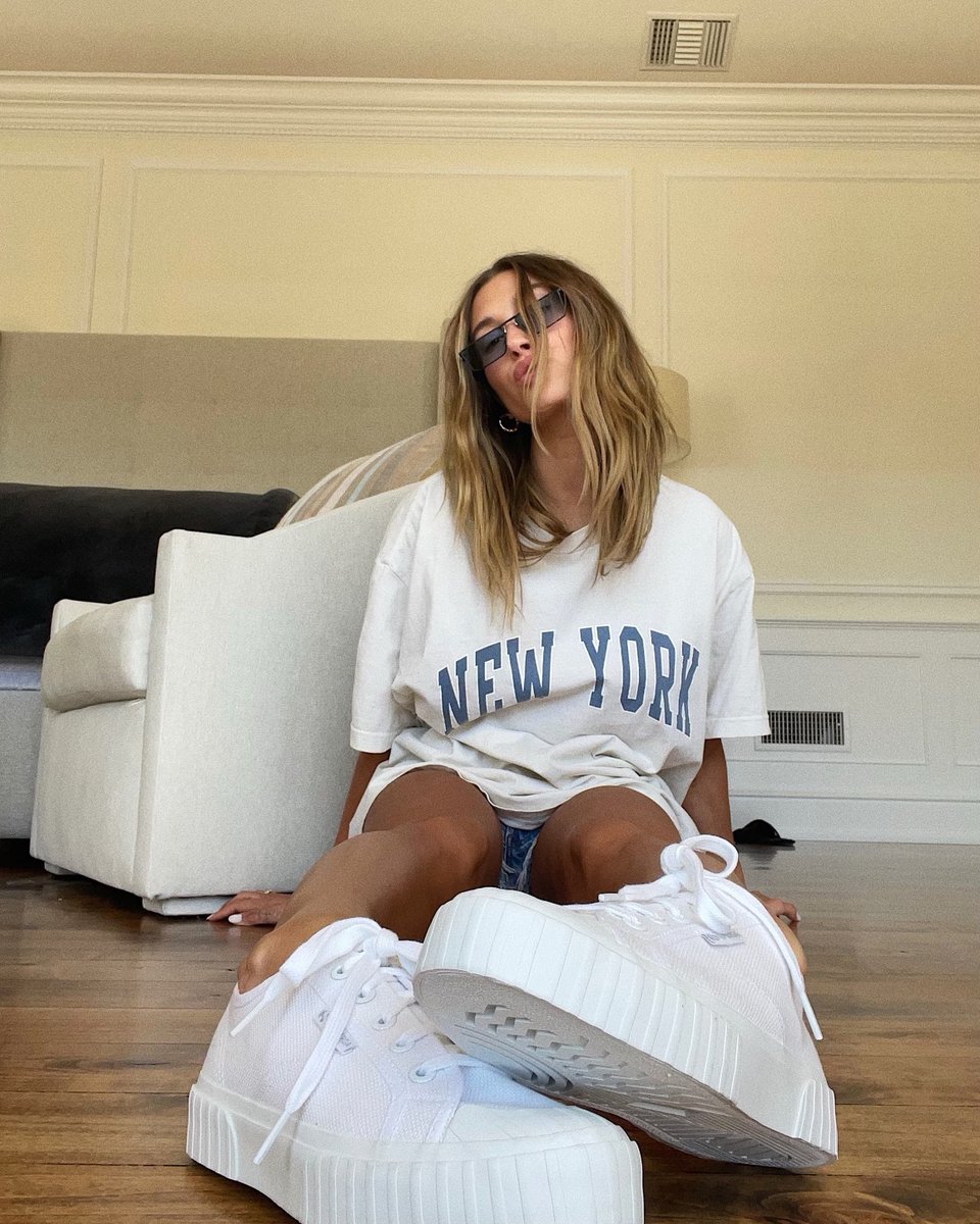 Superga_Chile's tweet image. Stripe pose✌🏻 ¡Nos encanta #HaileyBieber con sus Superga 2630 Stripe! 

Próximamente Fall/Winter 2021🍁

#Superga #SupergaLovers