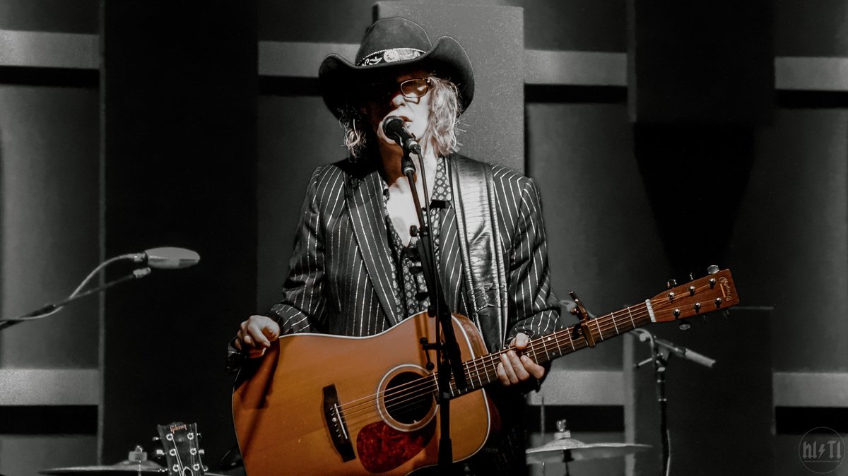 hellisthisimage's tweet photo. Always dressed for the occasion... @MickPuck of @WaterboysMusic #liveinphilly #imissgigs https://t.co/y9VWd5lTVD