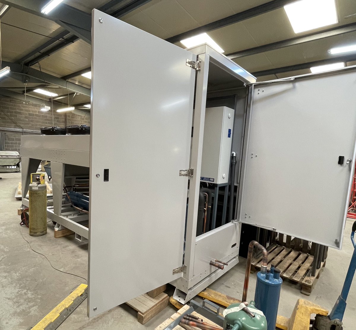 ElectronicsFarm's tweet photo. Busy busy in the factory at the moment getting though some split refrigeration units, these particular ones are destined for a 1,000t bulk potato store in Norfolk and two 500t box onion stores in Cambridgeshire🥔🧅 
#ukmanufacturing #cropstorage #potatostore #onionstore https://t.co/pljEyVO7vn