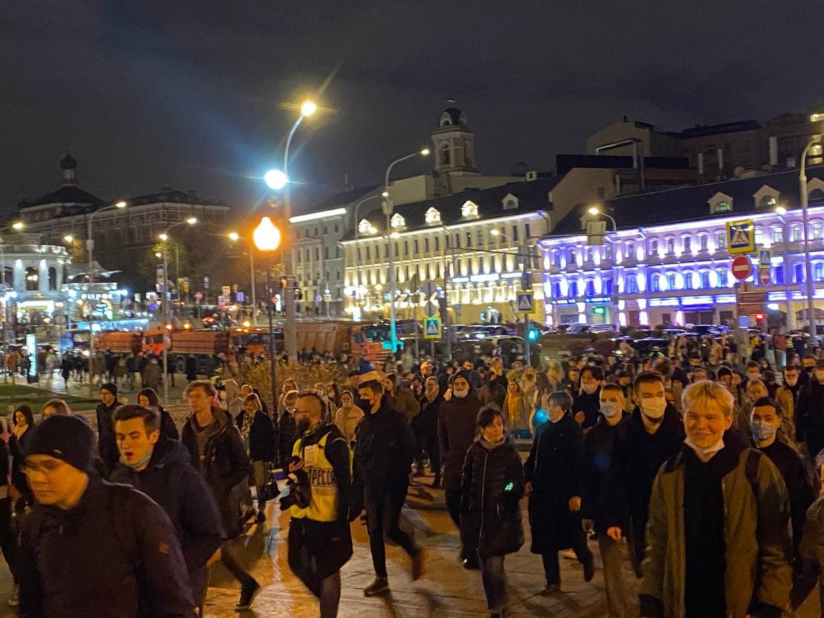 OgonWatch's tweet photo. На Трубной ещё есть люди
#Москва 
#21апреля https://t.co/wyQ1e7yaJI
