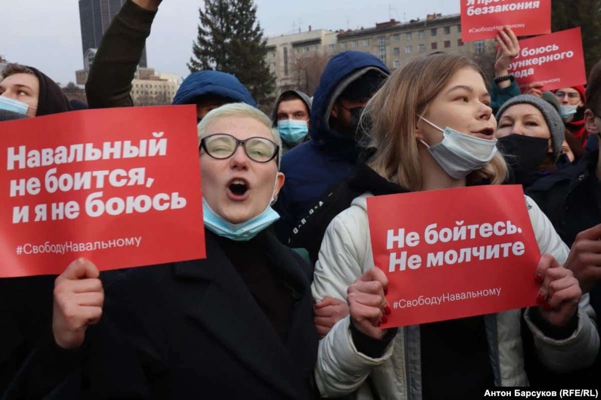maddow's tweet image. Today in Novosibirsk. Their signs say:

"Navalny is not afraid, I am not afraid either," and 

"Don't be afraid, don't be silent."

rferl.org/a/russia-prote…