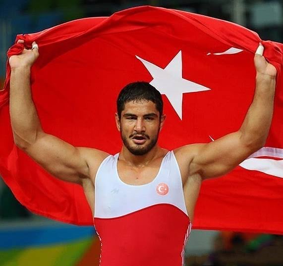 Milli güreşçimiz Taha Akgül Avrupa Güreş Şampiyonası finalinde altın madalya kazandı💪🏻🥇🇹🇷 Tebrikler👏🏻👏🏻👏🏻