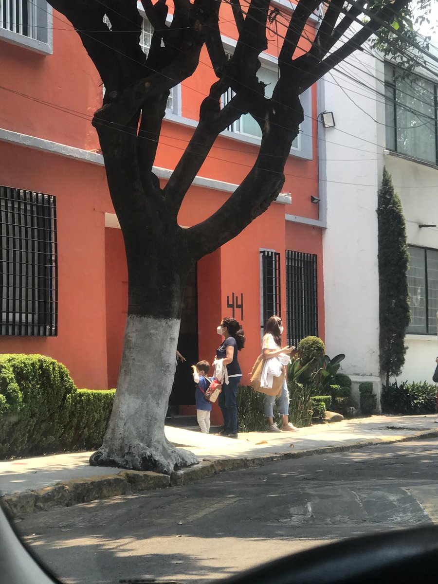 do_viko's tweet photo. @inveacdmx casa  habilitada como Escuela entran y salen niños sin medidas higiénicas estamos en pandemia y ellos siguen trabajando como si nada hay contagios aún y ellos están laborando normalmente que irresponsabilidad esto es en la alcaldía Benito Juárez Málaga 44 sur https://t.co/70pOoanN3N