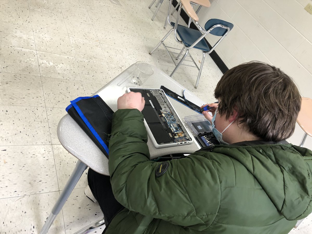 MrsBurks6's tweet photo. If you ever have the chance to allow kids to take apart computers... do it! They love learning about hardware in my computer science class 😀 https://t.co/2hsfaq6WgS