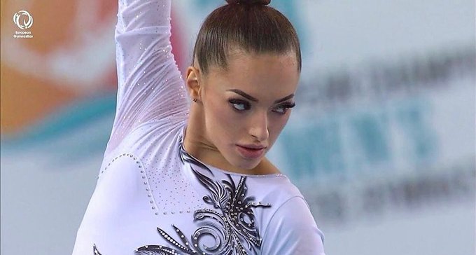 LARISA IORDACHE EzhWE06VUAMPVTh?format=jpg&name=small