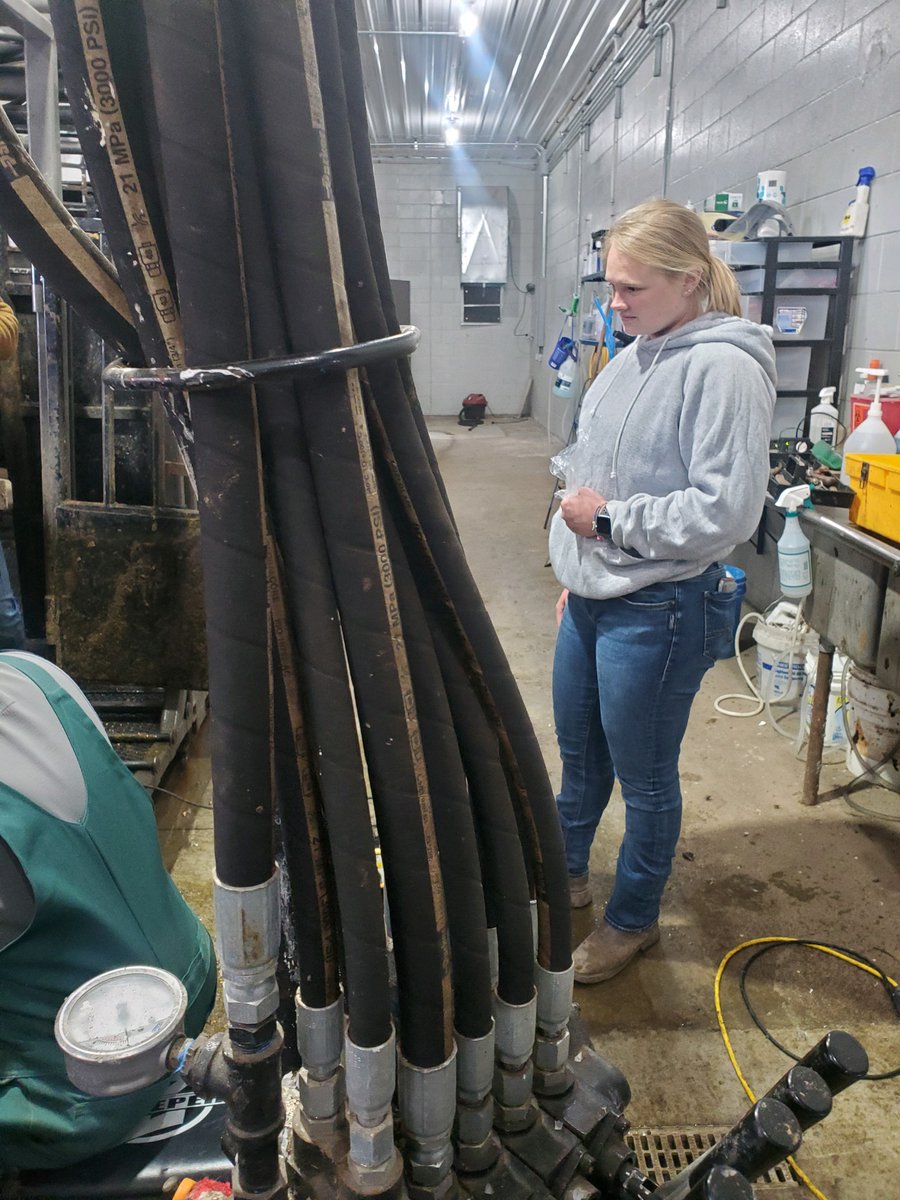 BVUAgInstitute's tweet photo. BVU Animal Science students assisting with semen checking, spring vaccinations, and checking for TH and PHA today in class. https://t.co/baKPCOy4q6