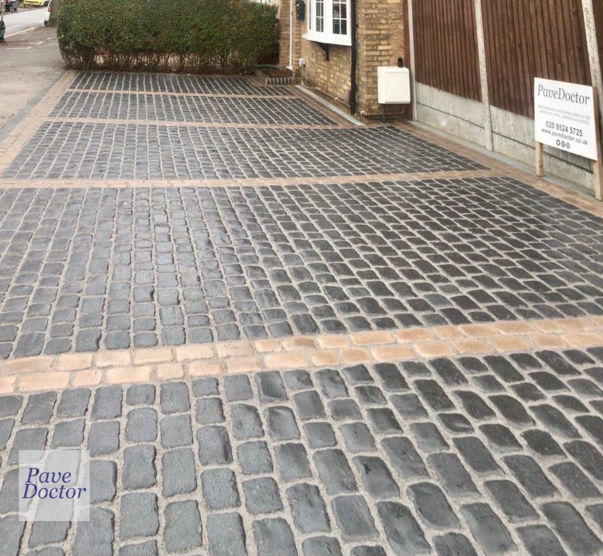 PaveDoctor's tweet photo. We used the Marshalls Drivesys Original Cobbles on this driveway in Walthamstow.
Basalt colour on the main area and canvas colour for the border.

#marshalls
#driveway
#drivesys
#cobble
#pavedoctor
#E17 https://t.co/kZ9qQ29kQA