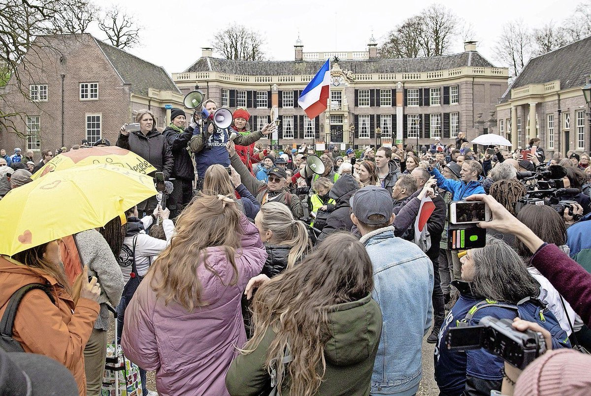 Burgemeester Mark Röell verbolgen over te laat telefoontje van politie over coronademonstratie; Politie had al aanwijzingen, maar Baarn werd pas gebeld toen er niets meer aan te doen was..