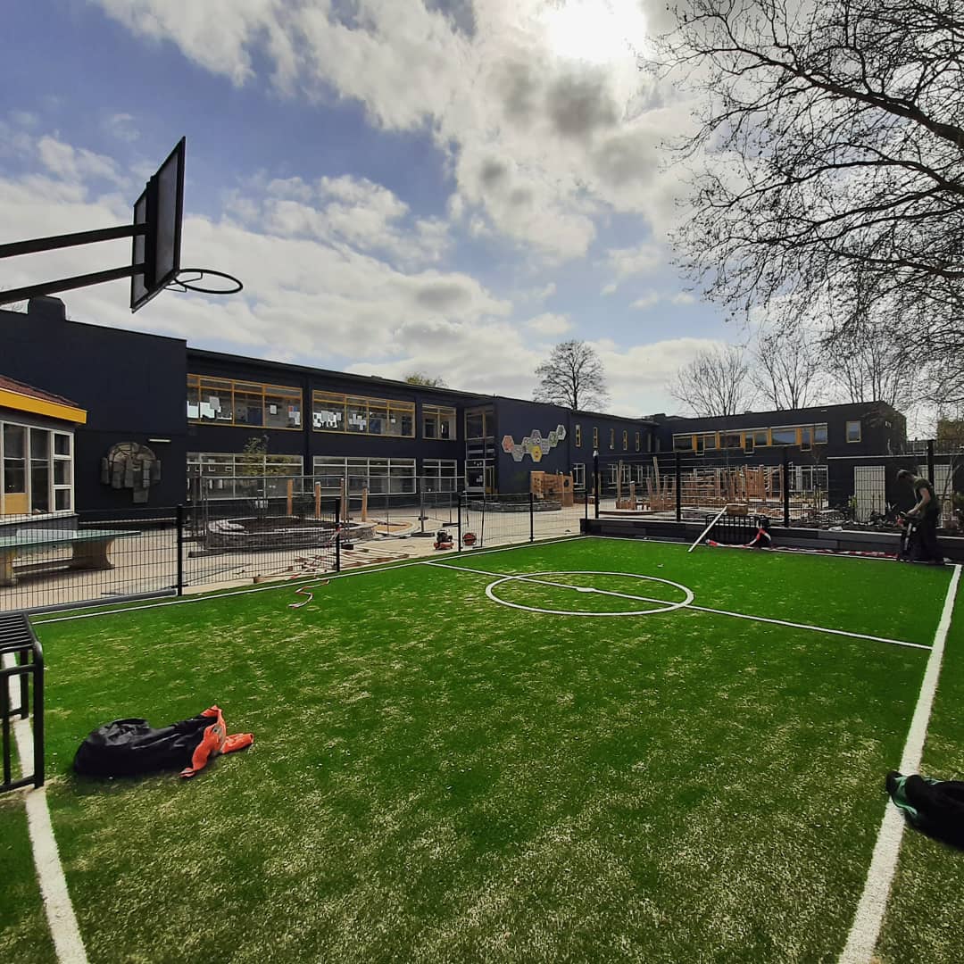 Bureau_RIS's tweet photo. Laatste puntjes op de ij.....
Aanstaande vrijdag is de officiële (livestreaming) opening van het nieuwe #groenblauwe schoolplein van basisschool #DeBijenkorf @DeGroeiling #multituin #Gouda https://t.co/tfCBMuwmOS