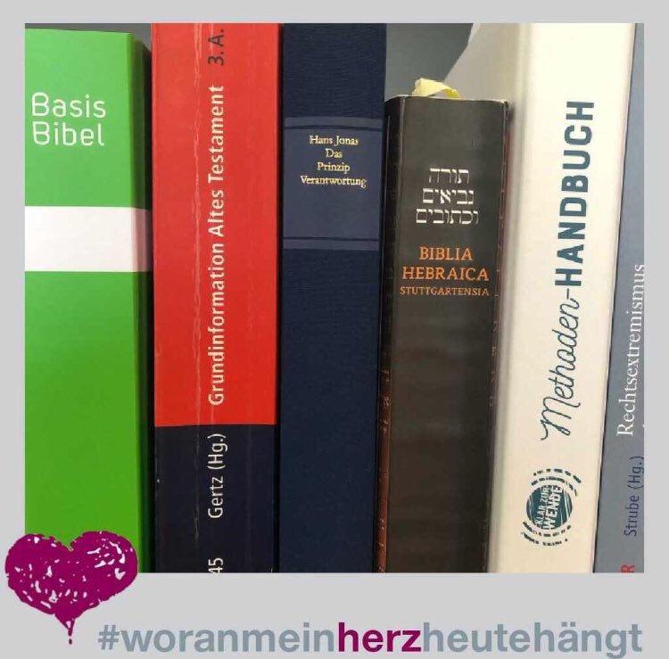 JungeNordkirche's tweet photo. Könnte ich jonglieren, ich hätte Euch ein Bild gemacht. Das dritte digitale Semester hat begonnen. Jonglage aus Studium und Arbeit. Pendeln nur von Bildschirm zu Bildschirm. „Spazieren gehen“ zeigt nur noch wenig Wirkung. (Jesse) #digitalessemester #woranmeinherzheutehängt https://t.co/y4nSHZ8nvT