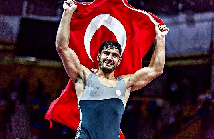 Sırtı minder görmeyen adam, yine, yeniden Şampiyon!

Türkiye, Avrupa, Dünya ve
Olimpiyat Şampiyonu.

Nazar değmesin...
#TahaAkgül