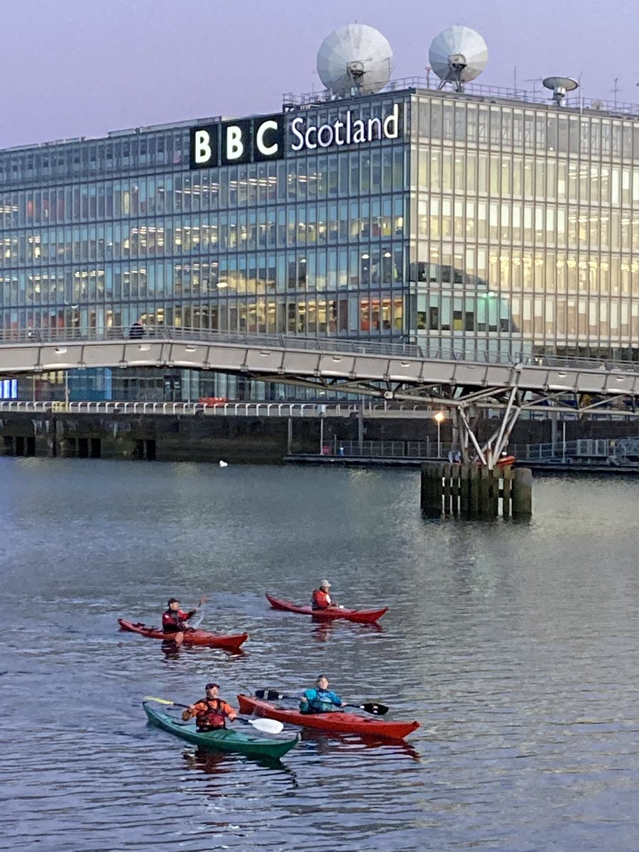 biogeomorph's tweet photo. Lots of people out enjoying #bluespace @gilliannd @UofGlasgow @UofGGES in all sorts of ways tonight as part of my @RedCross #ridefortomorrow #climate #disasterrelief challenge. Nice to see plants naturalising the blue-green-grey I-face @rivers edge a little too! @csgreennetwork https://t.co/GLKuaUTVjp