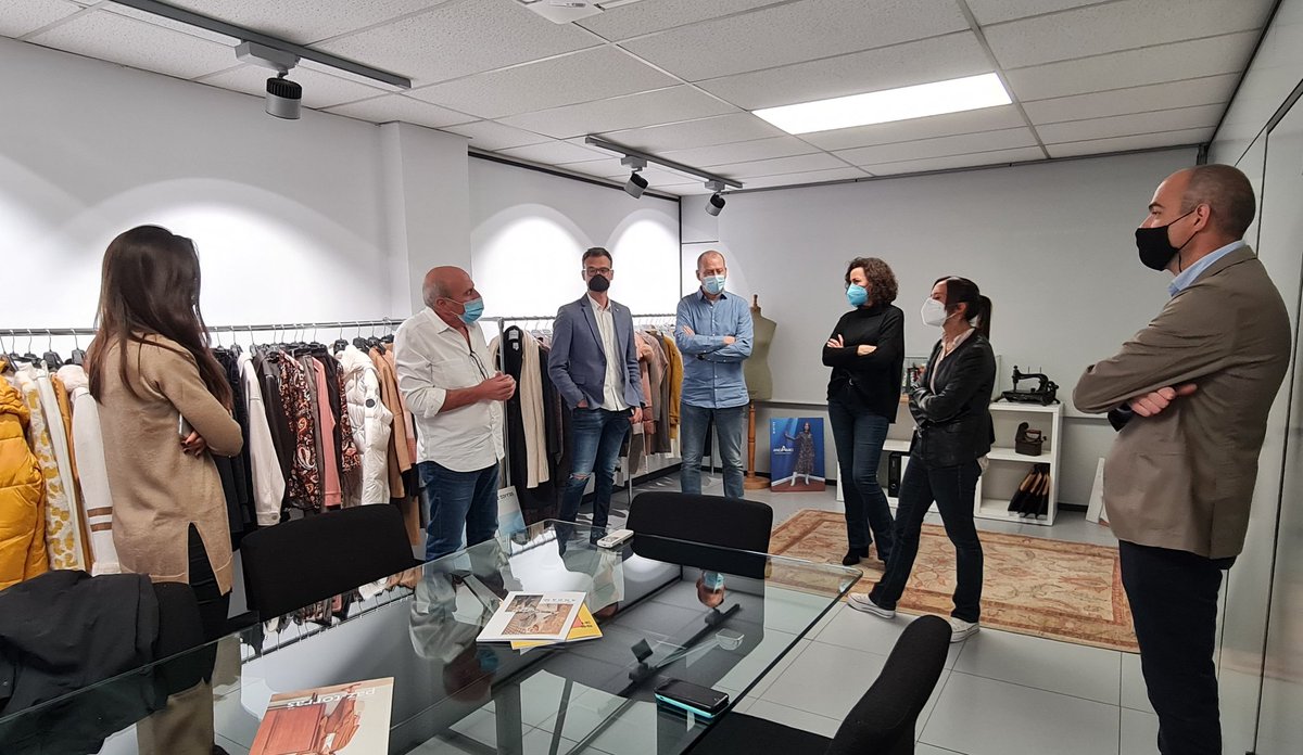 socmartafarres's tweet photo. 🧵El tèxtil està al nostre ADN! 😉 Coneixem #PazTorras, empresa familiar amb projecció internacional que dissenya, fabrica i comercialitza moda amb estil propi!
Amb l'adquisició de @systemaction impulsa la moda des de #Sabadell!
Gràcies per rebre'ns i molts èxits!
@UBS2_Barcelona https://t.co/TYkY126TLA