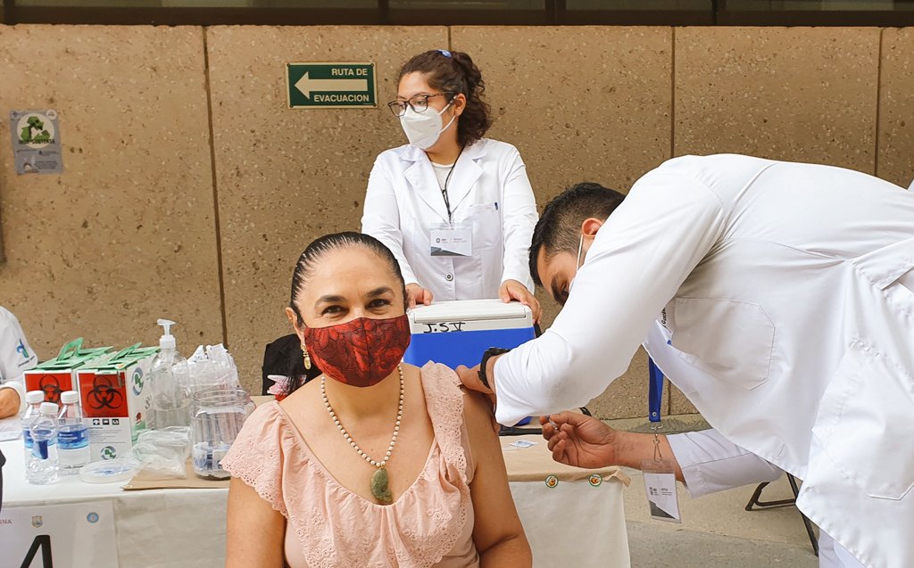 SaraLdeG's tweet photo. Hoy acudí a vacunarme contra Covid-19 a la sede de la Facultad de Ingeniería UV.

Destaco la rapidez, amabilidad y calidad humana de quienes llevan a cabo la logística durante todo el proceso.

#UV_DamosMás https://t.co/SlyVb4whTl
