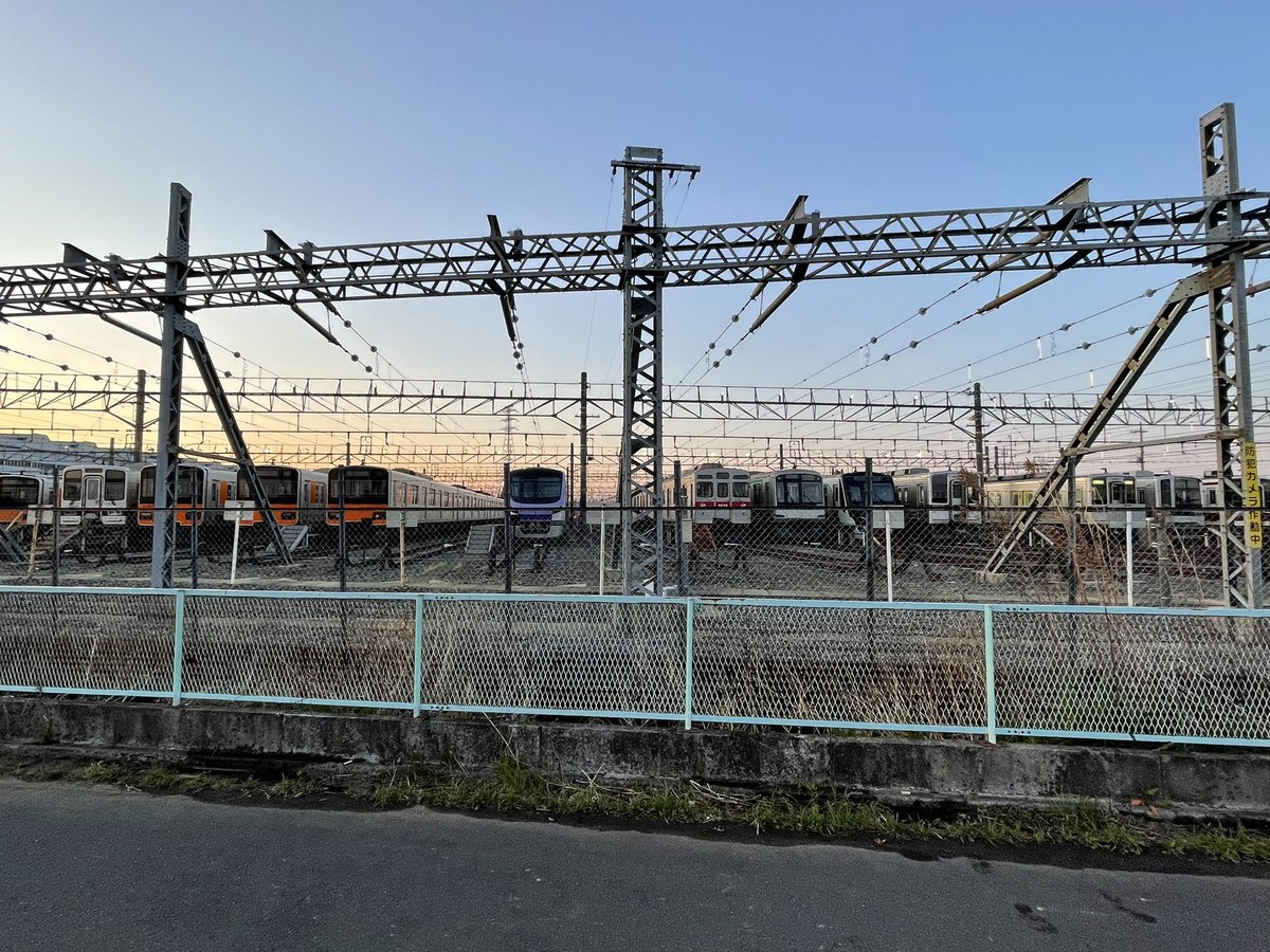 Rail_Channel's tweet photo. 奥の電留線で東急の3形式が並ぶのは珍しいかも知れない
#南栗橋車両管区 #2020系 #2125F #5000系 #5117F #8500系 #8636F #30000系 #18000系 #田園都市線 #半蔵門線 #東武日光線 #スカイツリーライン https://t.co/42JnLbtdVS