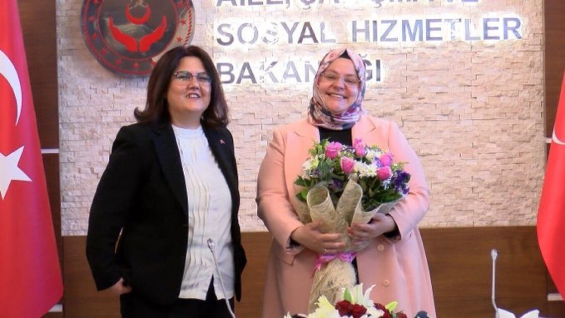 tcderyayanik's tweet photo. Bugün itibariyle, Aile ve Sosyal Hizmetler Bakanlığı görevimize başladık. Bize bu görevi tevdi eden Sn Cumhurbaşkanımız @RTErdogan ‘a teşekkür ederim. Milletimize ve sn Cumhurbaşkanımızın güvenine  mahcup olmamayı Rabbimden niyaz ediyorum. https://t.co/7BprpADgRl