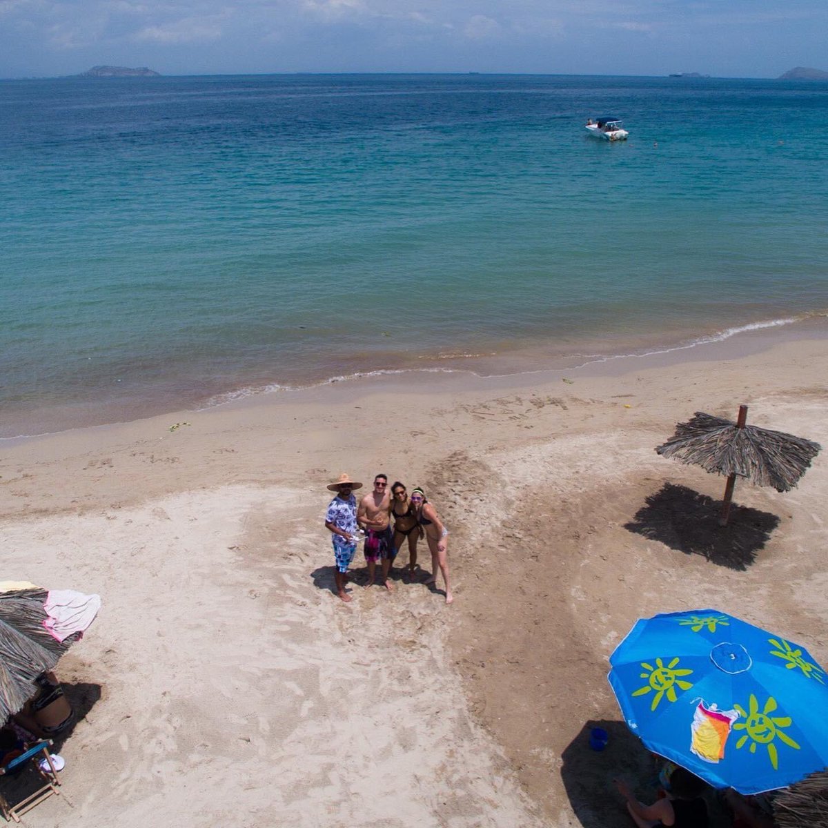 AliRecomienda's tweet photo. Vean esta hermosa y tranquila playa dentro de los límites del PN Mochima. #Puinare se encuentra en la Isla Chimana Grande y es de aguas claras, con oleaje muy suave y profundidad moderada. Ideal para hacer Snorkel y tranquila para los niños. https://t.co/Gmk3yfgAWb