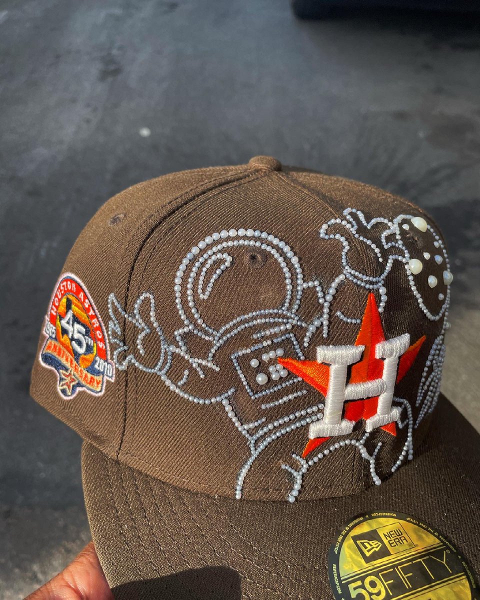 real1800splurge's tweet photo. houston we have a problem 🧑🏿‍🚀🌖 https://t.co/bukn5B4Yhh