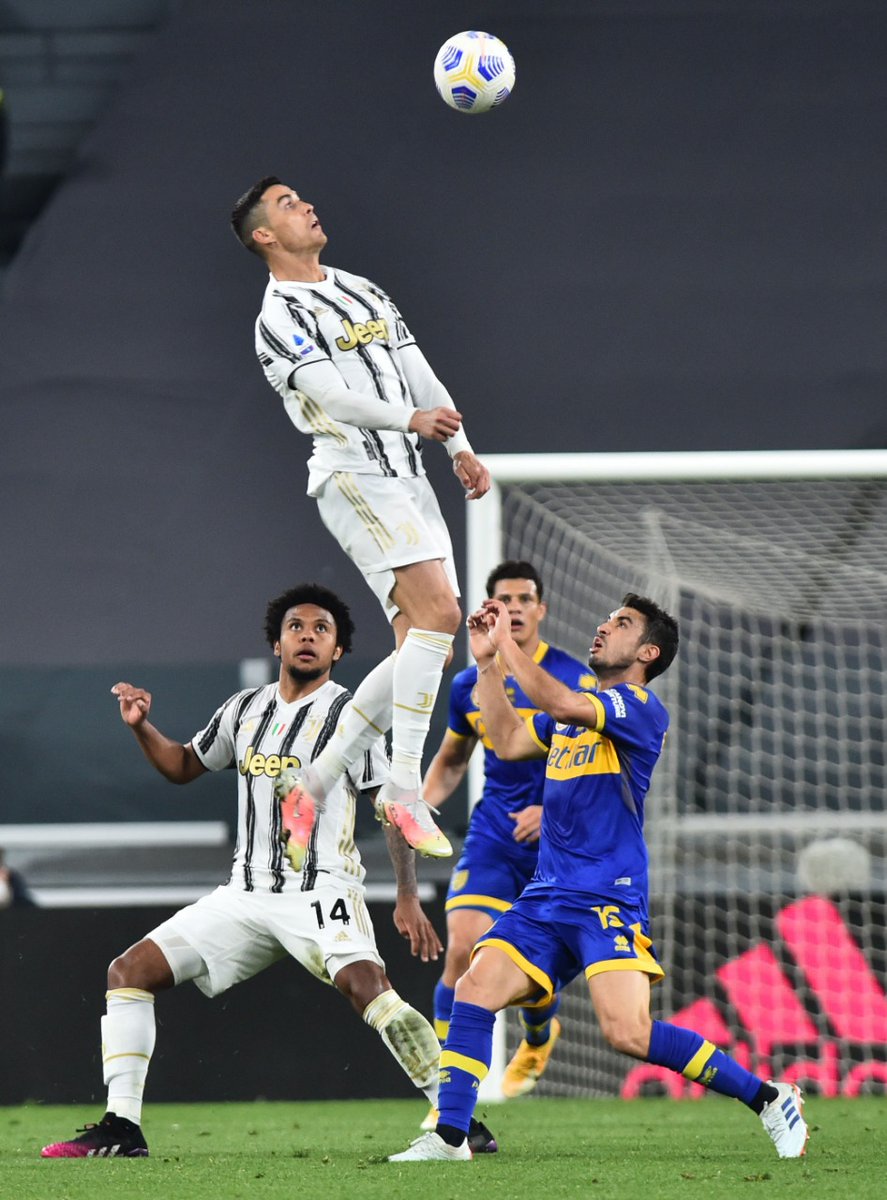 geglobo's tweet photo. A gente quer que você suba na vida igual ao CR7 contra o Parma ⚽🚀 https://t.co/K8GkQ6s0d5