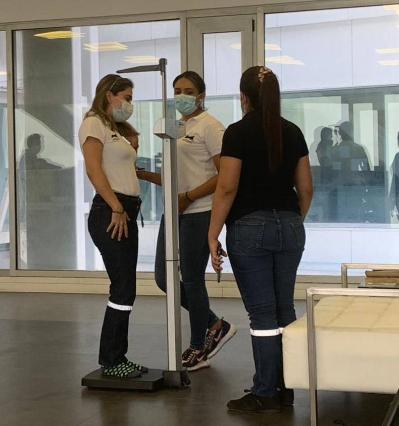 FlopecEp's tweet photo. 📍[SEGURIDAD Y SALUD OCUPACIONAL] Con el objetivo de conocer el índice de masa corporal de los colaboradores de @FlopecEp, y recomendar buenos hábitos, se realiza campaña de nutrición "Conoce tu peso y talla". #FlopecSiempreContigo🚢 
#SembramosFuturo 🇪🇨 https://t.co/dylew3Kh96