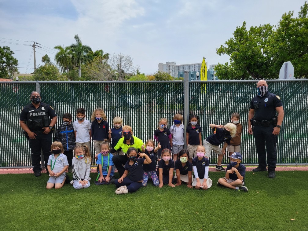 MiamiBeachPAL's tweet photo. Happy National Kindergarten Day! We hope all of Miami Beach’s kindergarteners enjoyed the cupcakes and stickers sent by #MiamiBeachPAL! 🧁🧁🧁 #CopsAndKids #MBPD #MBPAL #KindergartenCop https://t.co/PVrvHMTMfS